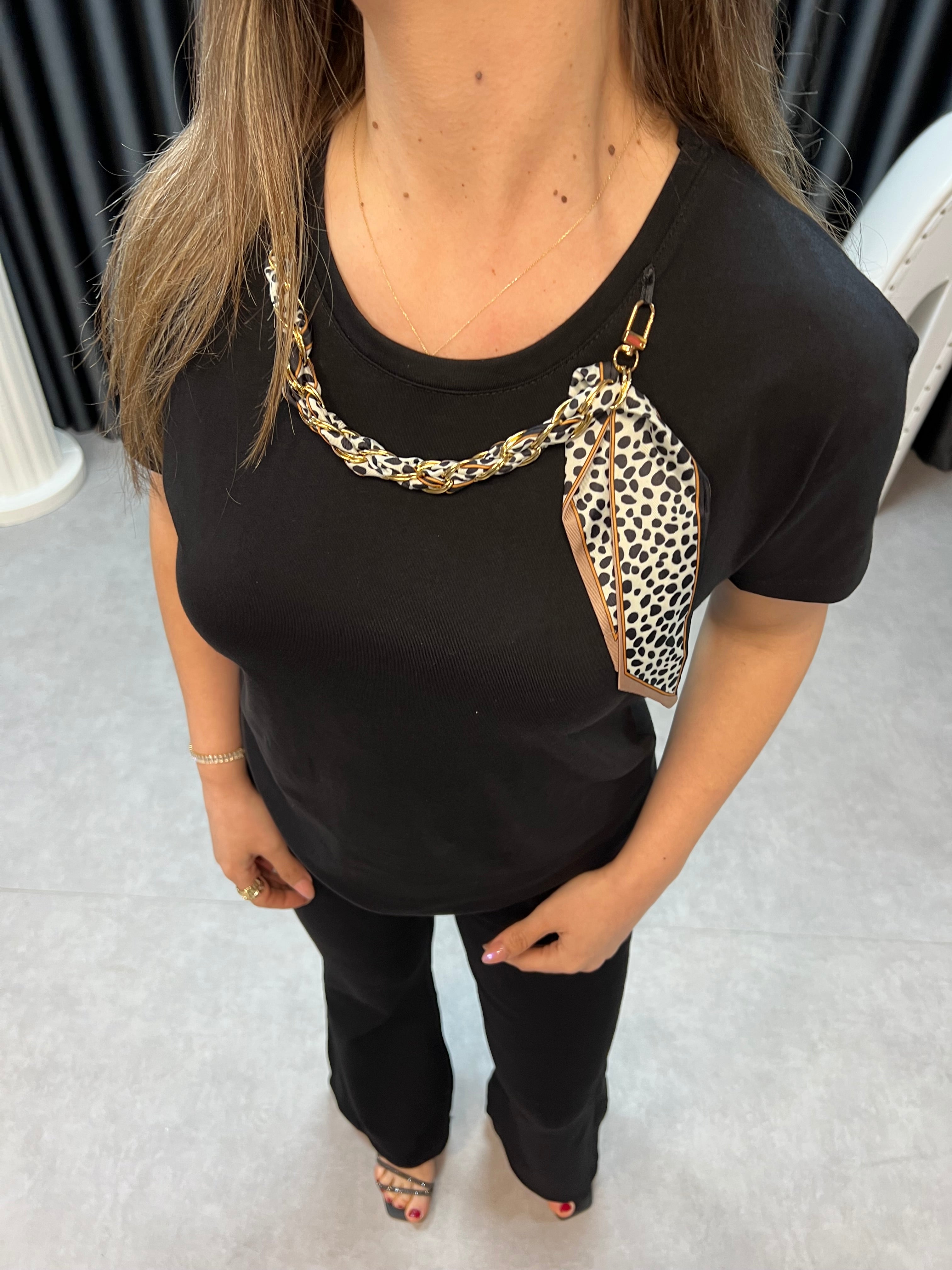 Siyah, zincirli,fular detaylı T-shirt