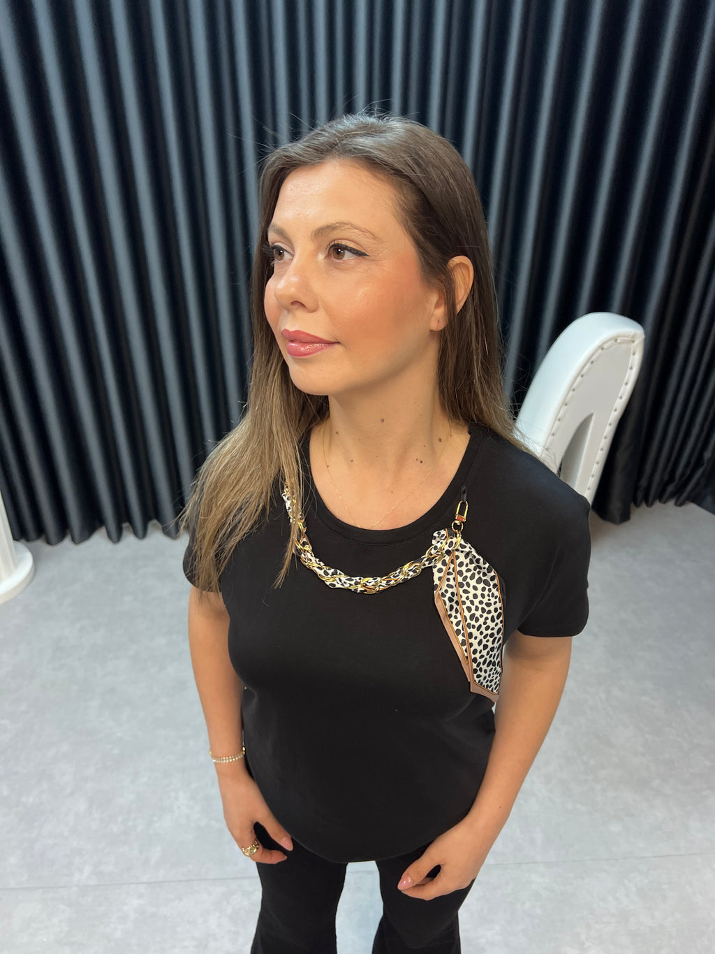 Siyah, zincirli,fular detaylı T-shirt
