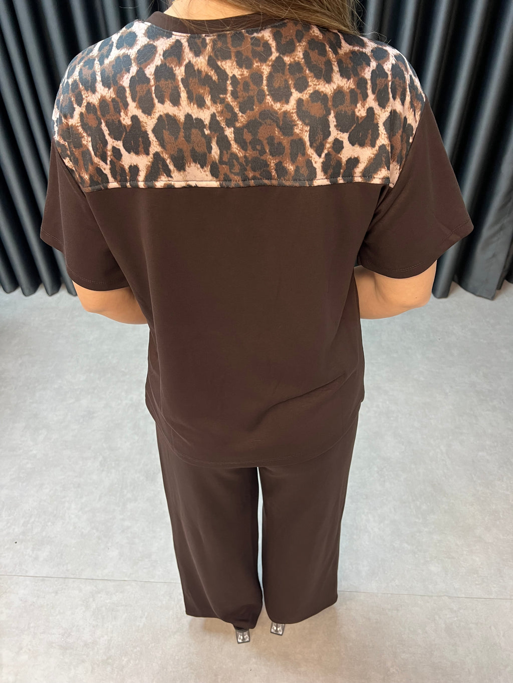 Kahverengi leopar bağlama detaylı takım