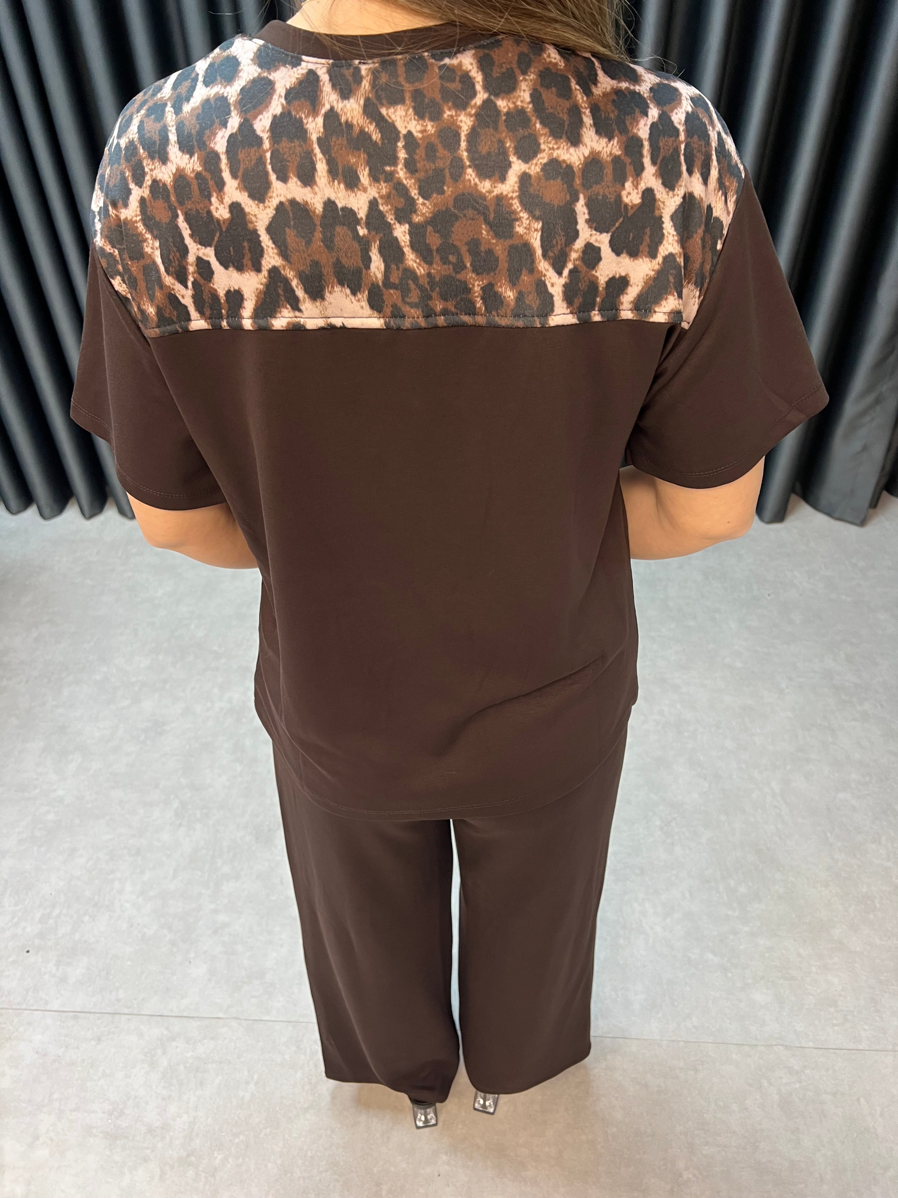 Kahverengi leopar bağlama detaylı takım