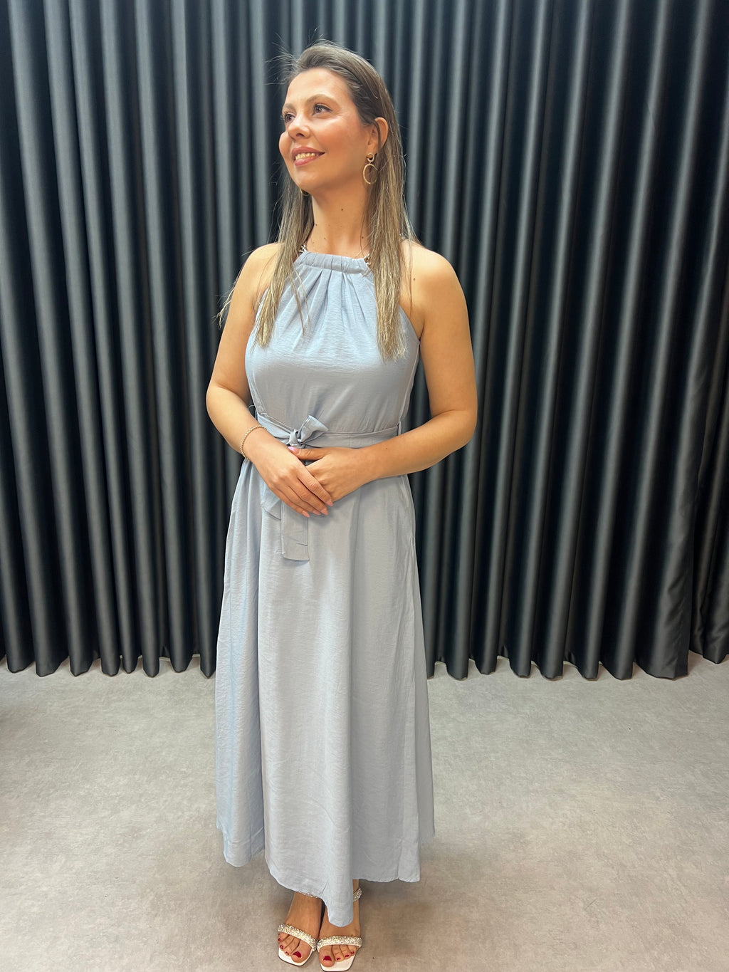 Halter yaka zincir detaylı elbise