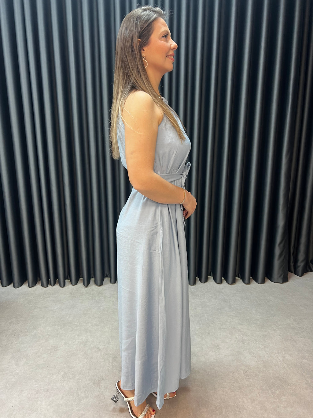 Halter yaka zincir detaylı elbise
