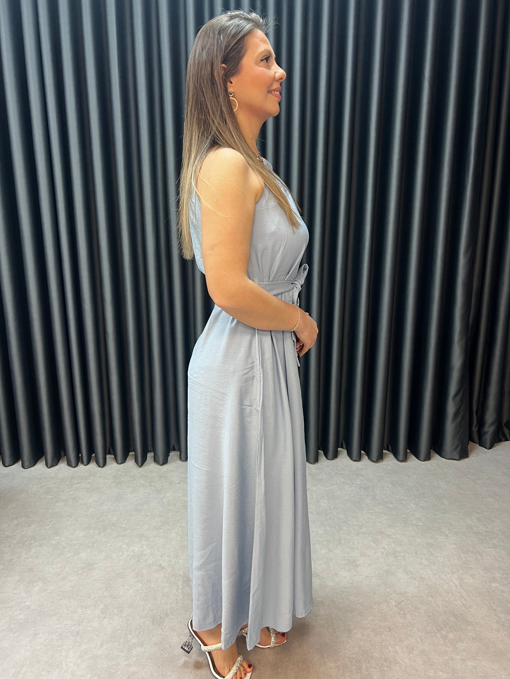 Halter yaka zincir detaylı elbise