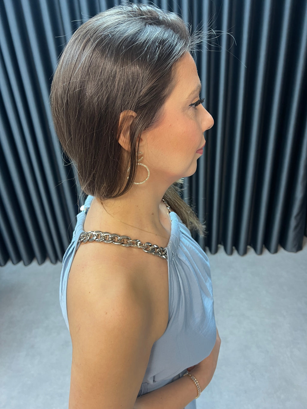 Halter yaka zincir detaylı elbise