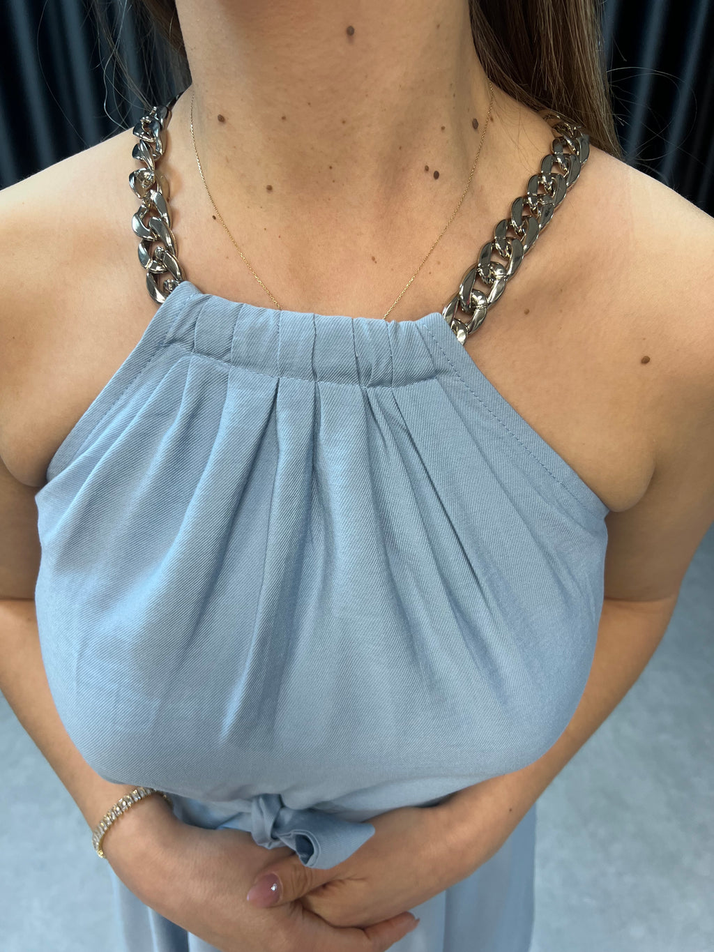 Halter yaka zincir detaylı elbise