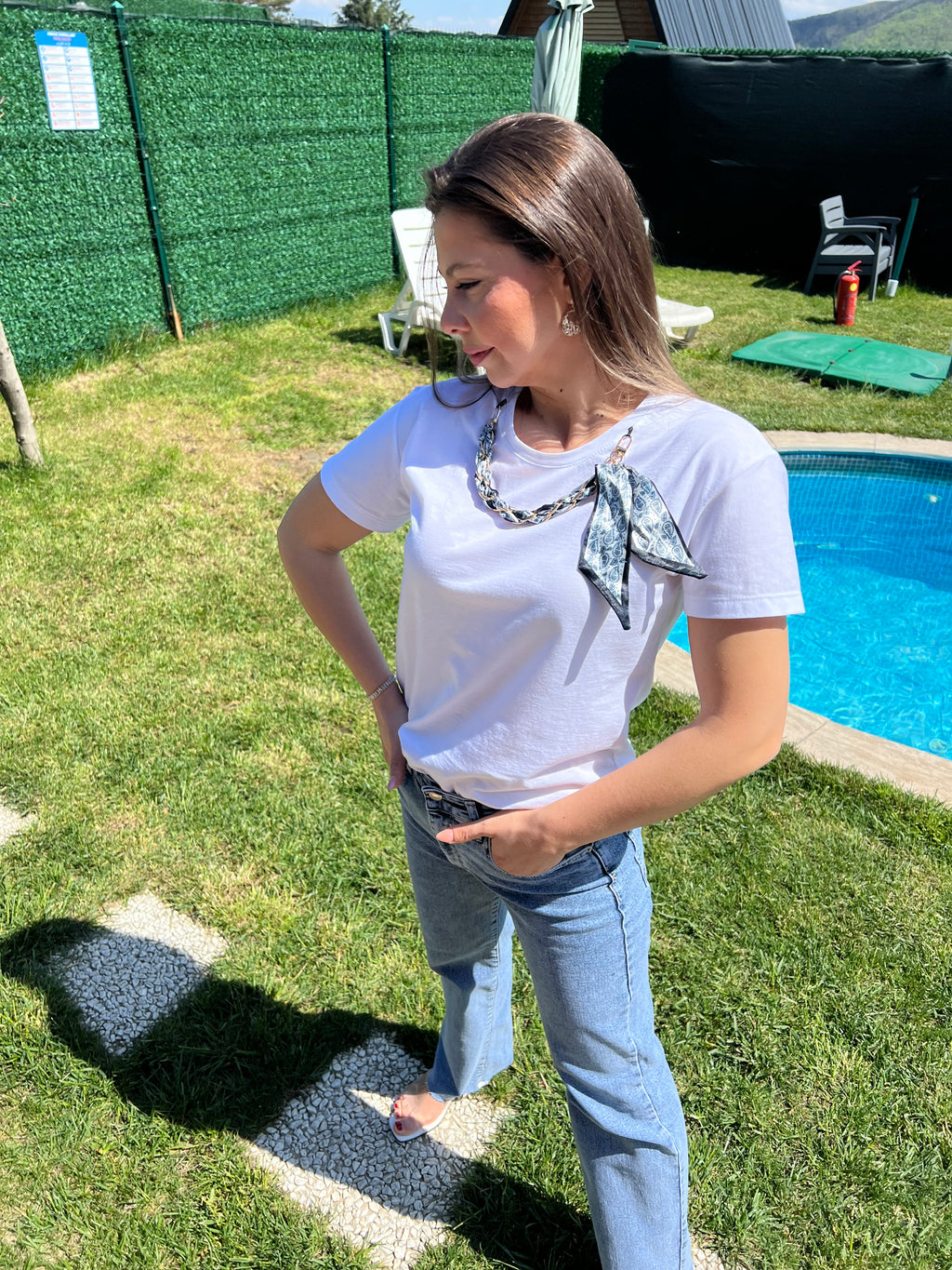 Beyaz Zincir Detaylı T-Shirt